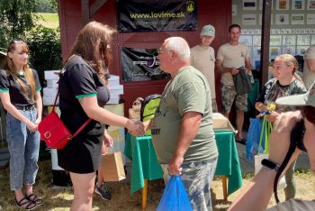 Die Kollegin übergibt einen Preis