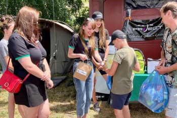 Die Kinder übernehmen ihre Preise