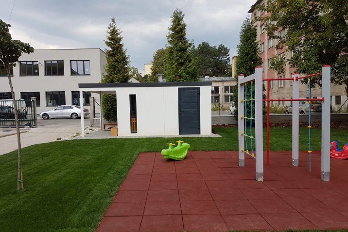 Ein Spielplatz vor der GARDEON Gartenhütte