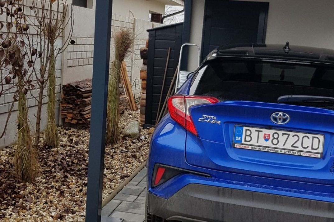 Die Überdachung mit Gartenhaus, aufgestellt auf einer Pflasterung