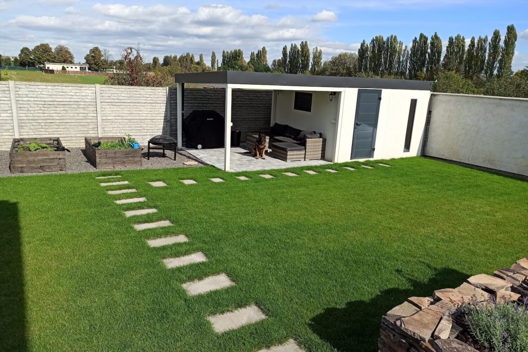 Weißes Gartenhaus GARDEON mit Pergola an der linken Seite