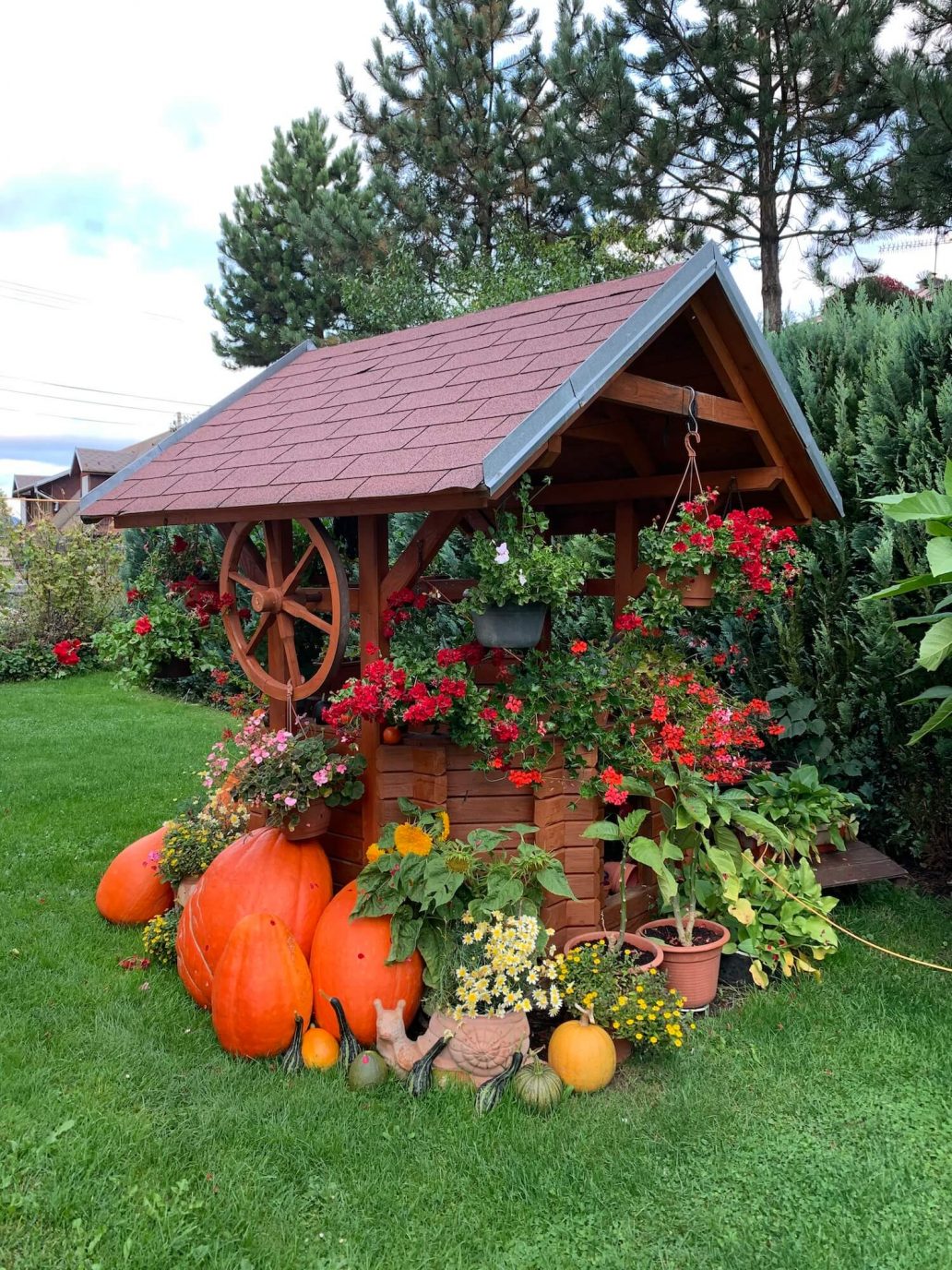 Ein Brunnen im Garten mit Deko