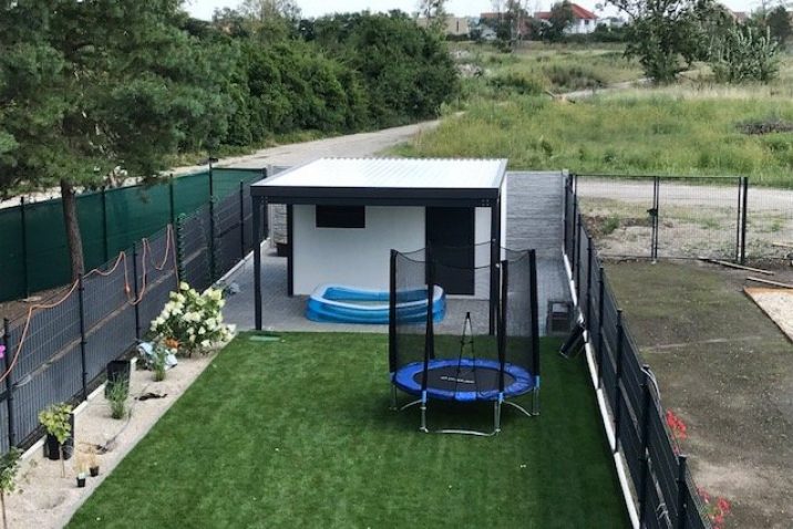 Gartenhütte GARDEON mit einer Überdachung und einem Trampolin