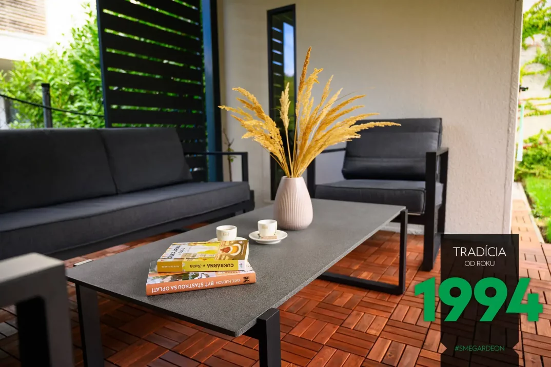 Tisch, Stühle und Deko unter der Gartenpergola