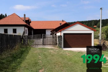 Weiße, moderne Doppelgarage von GARDEON mit Satteldach