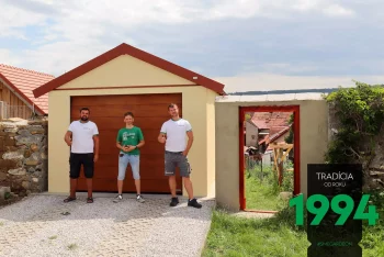 Ein weiterer zufriedener GARDEON Kunde vor seiner Garage mit Satteldach