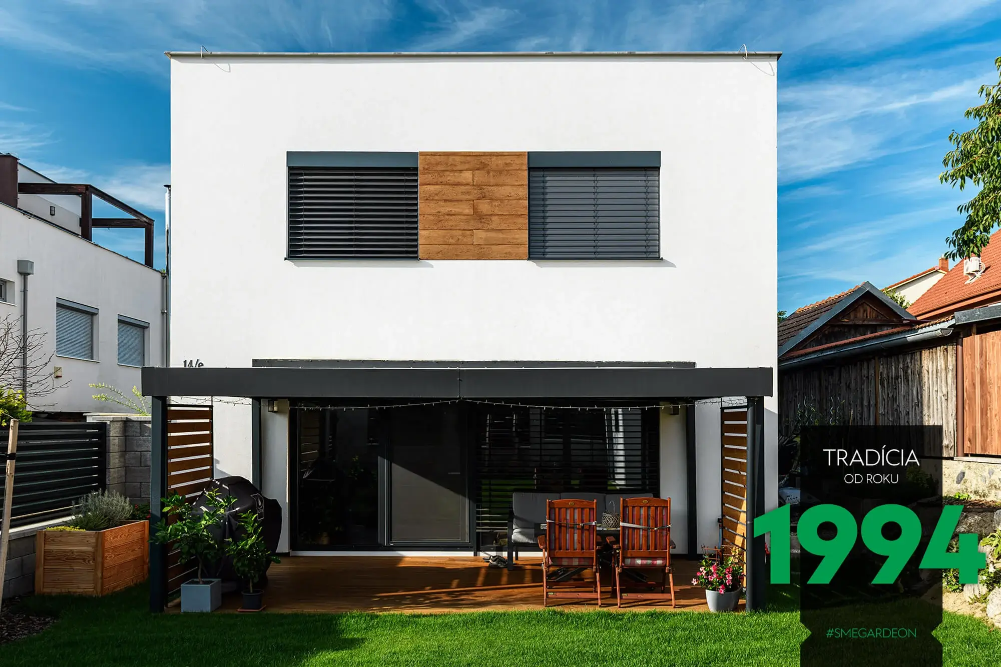 GARDEON Terrassenüberdachung aus Stahl bei einem modernen, neuen Familienhaus