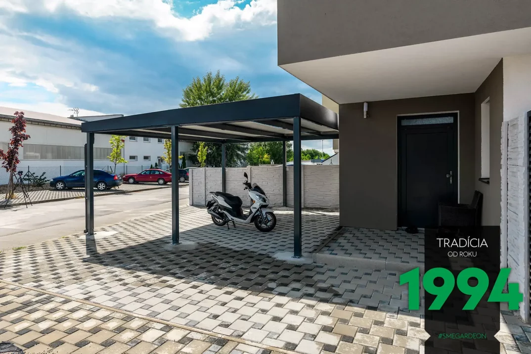 Motorrad unter dem Stahldoppelcarport GARDEON