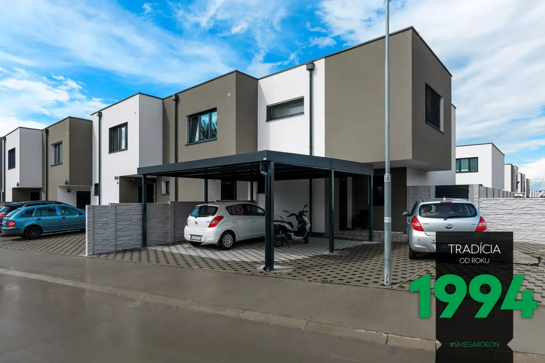 Ein PKW sicher geparkt unter dem GARDEON Stahlcarport