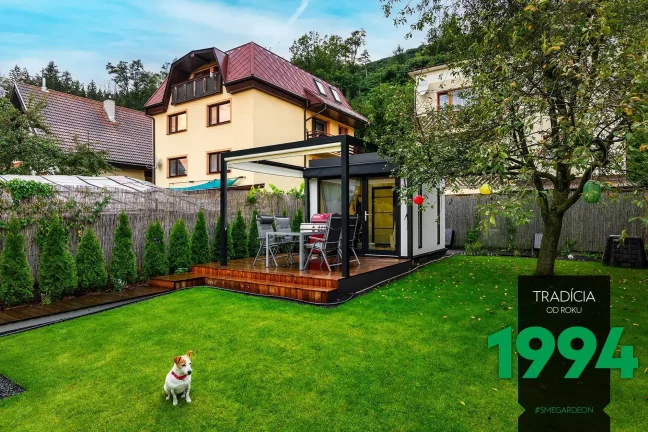 GARDEON Gartenhaus mit Pergola inkl. Hund auf dem Rasen