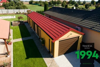 Maßangefertigte, lange Garage mit Überdachung