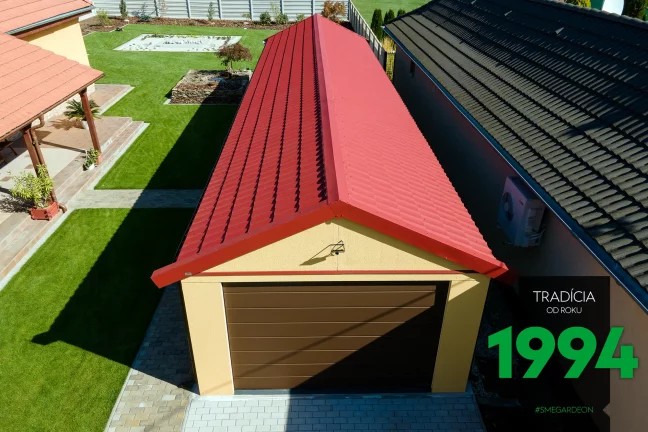 Tiefe Fertiggarage mit Satteldach und roter Dachdeckung