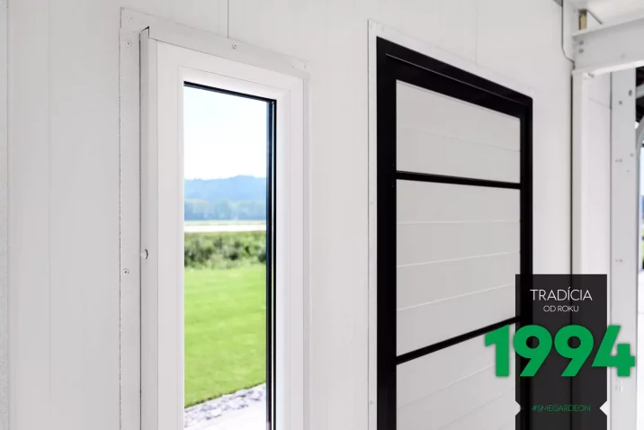 Detailfoto: Isolierte Wand mit Oberlicht und Tür