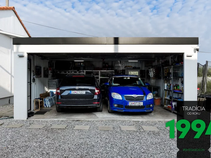 Der Einblick in eine ungedämmte Garage mit 2 geparkten Autos