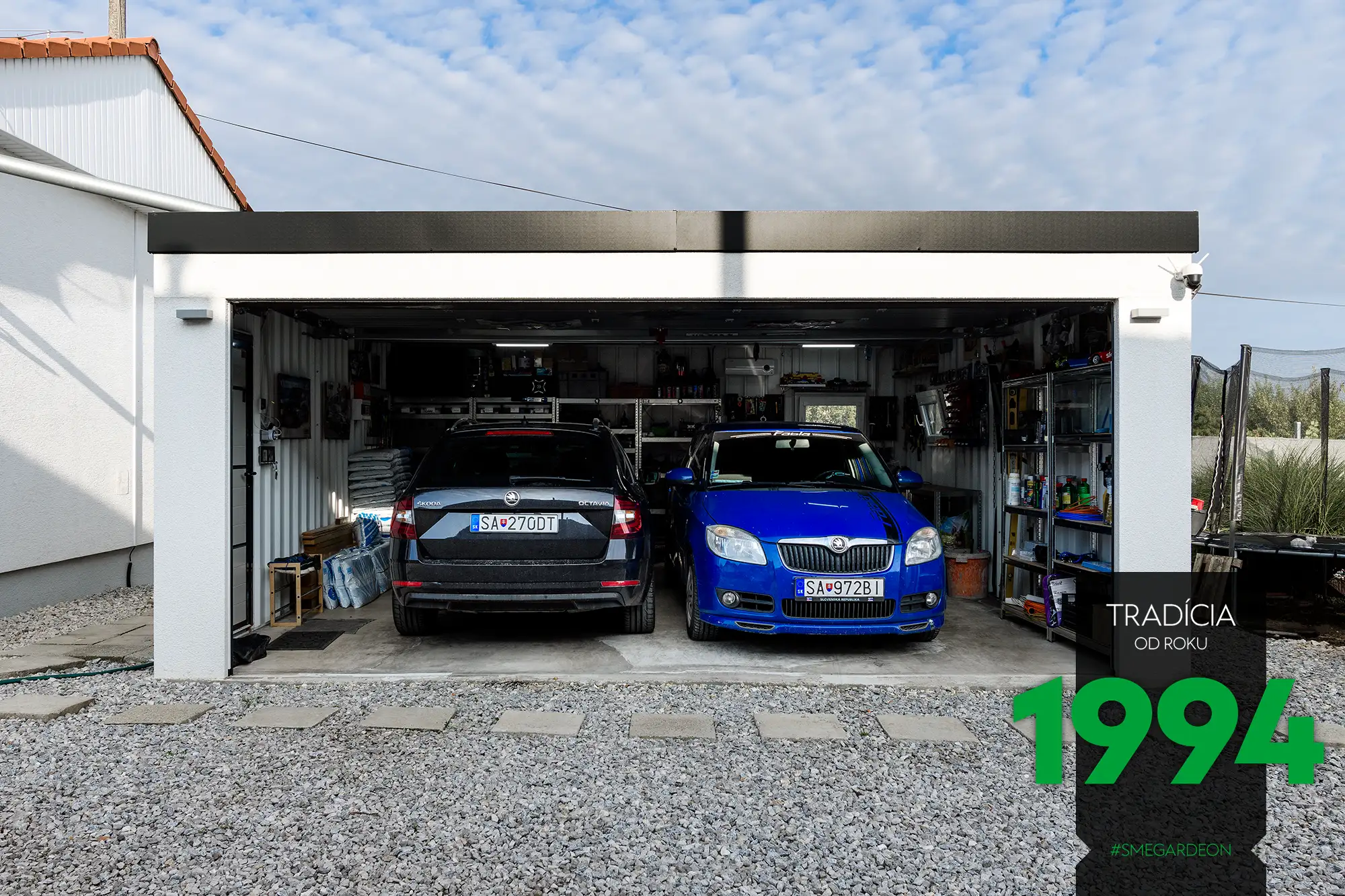 Der Einblick in eine ungedämmte Garage mit 2 geparkten Autos