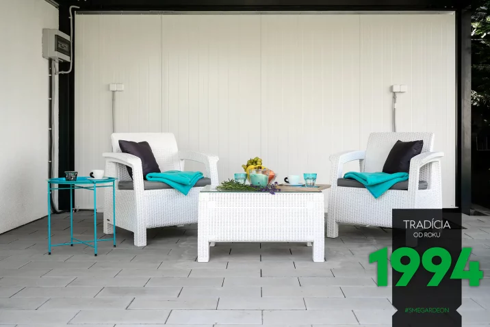 Sitzplätze und ein Tisch unter der Gartenpergola von GARDEON