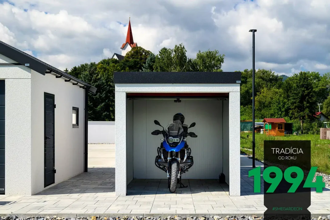 Motorrad geparkt in einer kleinen GARDEON Fertiggarage