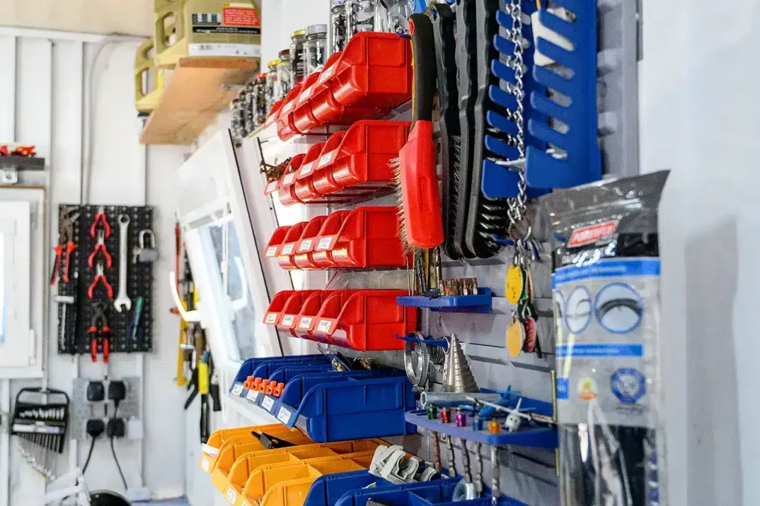 Werkzeug hängt auf ungedämmten Wänden eines Gartenhauses