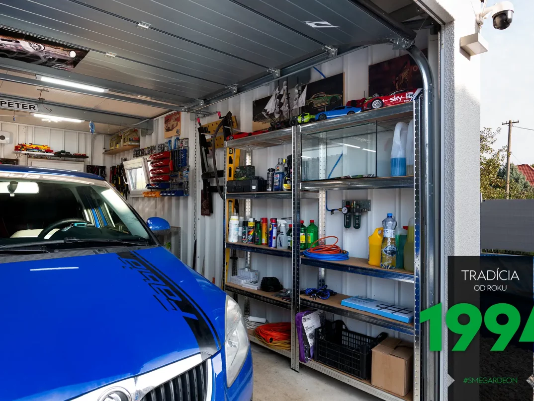 Offene ungedämmte GARDEON Garage mit Schränken und Aufhängungssystemen