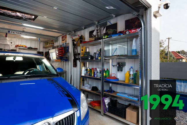 Offene ungedämmte GARDEON Garage mit Schränken und Aufhängungssystemen