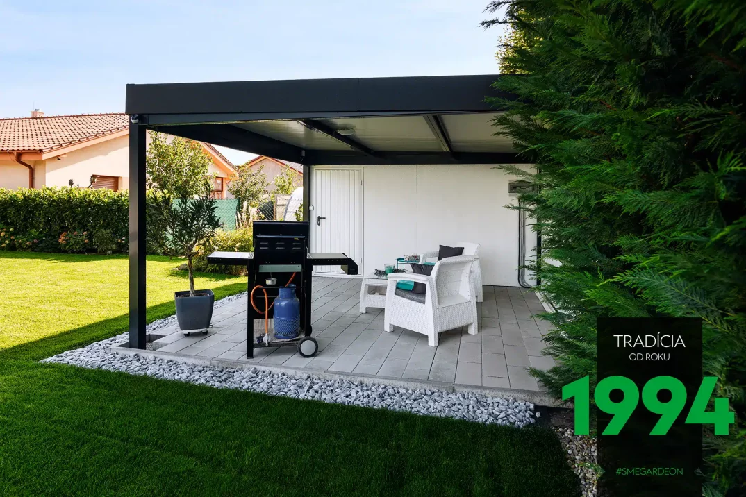 Graue Gartenpergola GARDEON neben einem montierten Gartenhaus