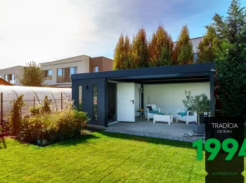Dunkles Gartenhaus aus Stahl verbunden mit einer Gartenpergola