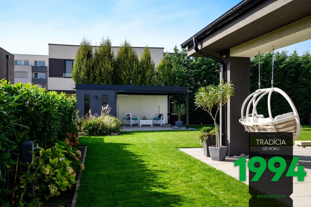 Modernes Gartenbauwerk GARDEON neben einem neuen Familienhaus in grau