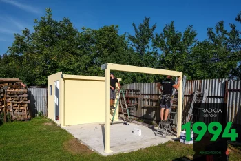 Die Konstruktion des Gartenhauses und die ersten Stützen der Überdachung stehen