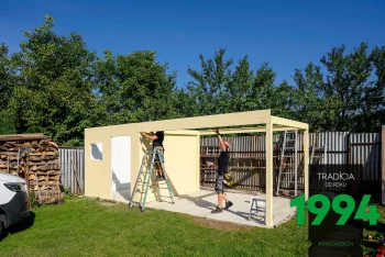 Die Hauptkonstruktion des Gartenhauses mit Überdachung steht