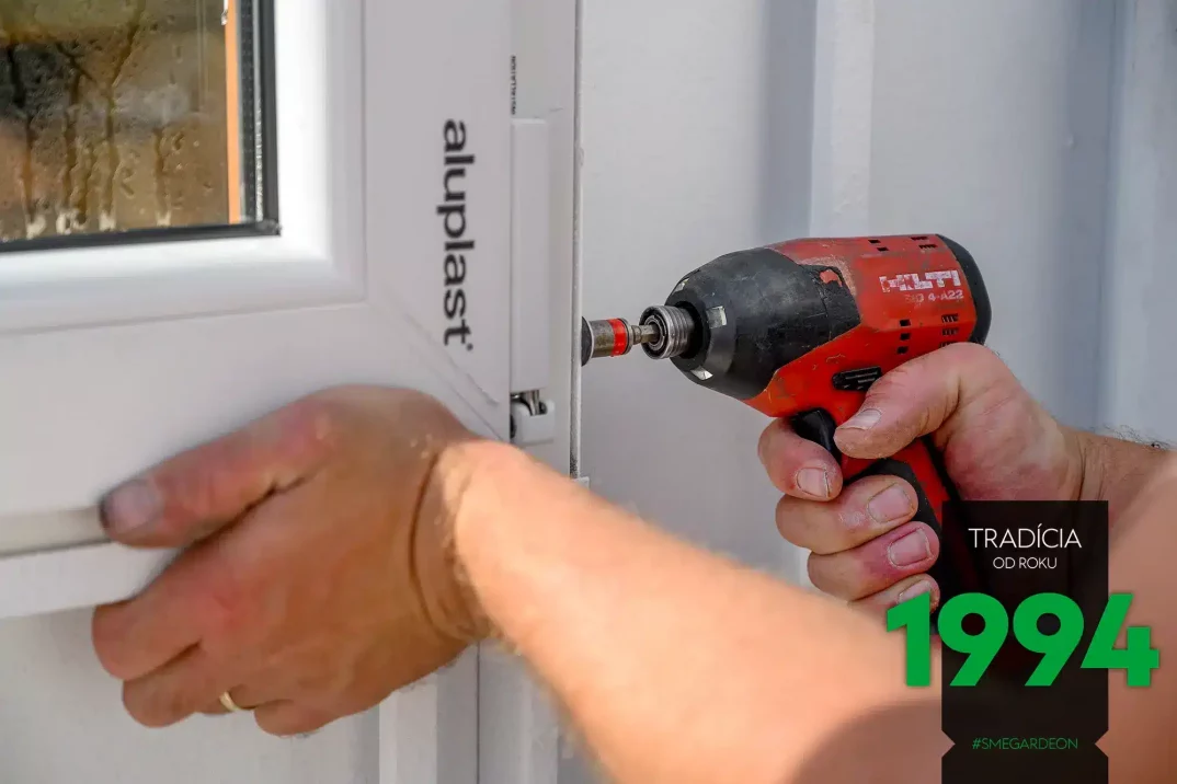 Das Fenster vom Gartenhaus wird montiert