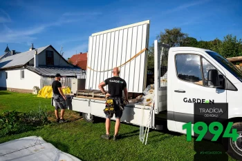 Die Monteure tragen die einzelnen Paneele aus dem Van