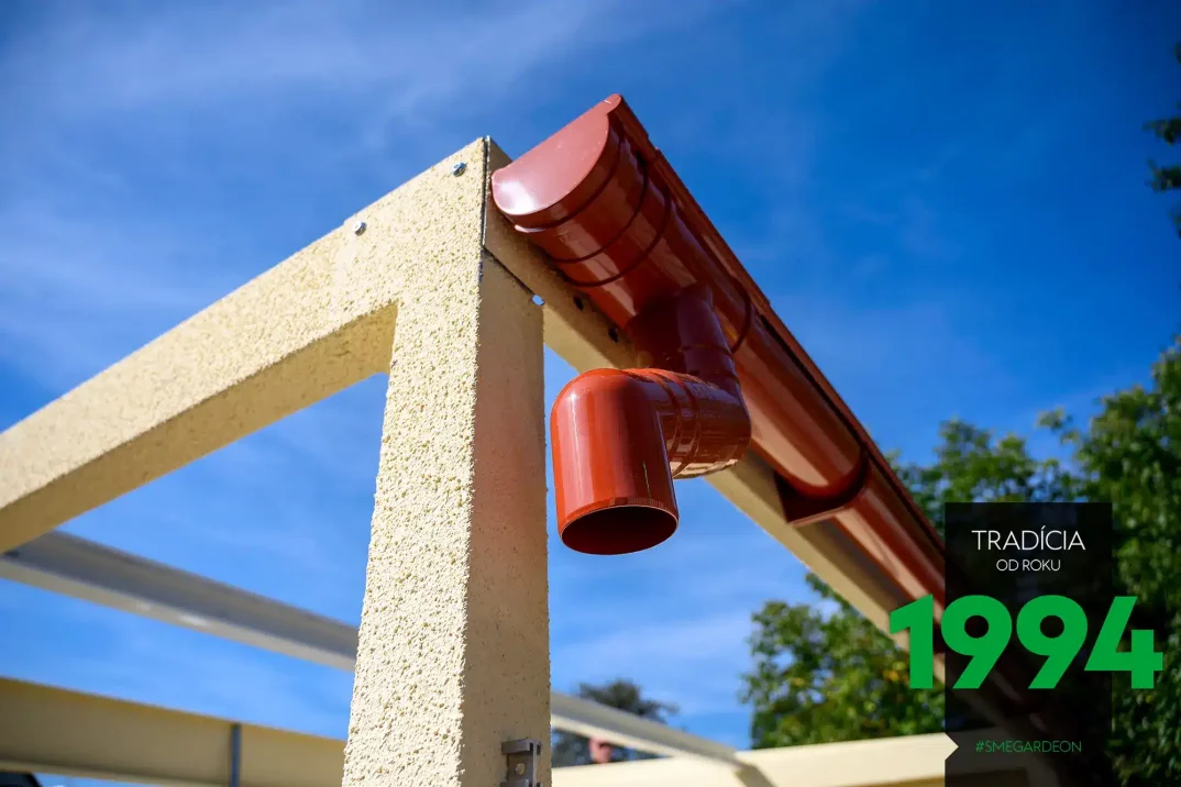 Das Rinnensystem wird an die Konstruktion montiert