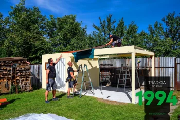 Die Monteure arbeiten am Dach