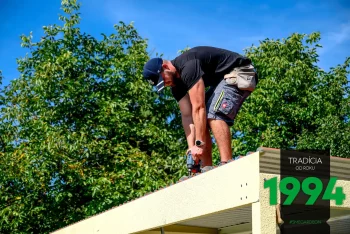 Die Dachpaneele werden zusammen geschraubt