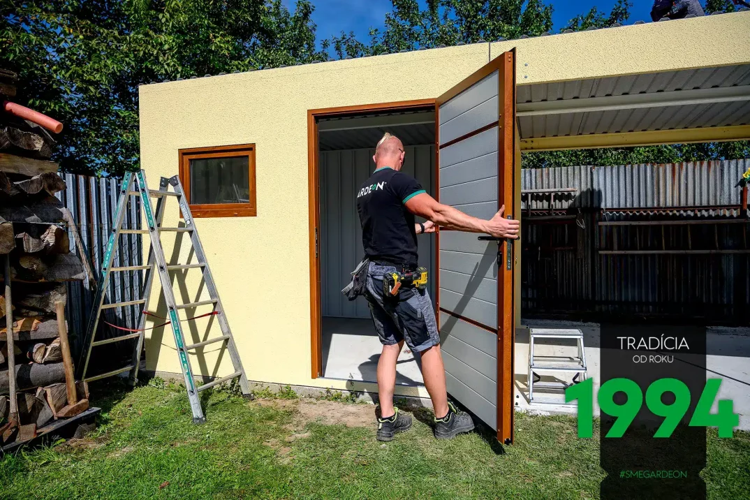 Die Tür wird montiert