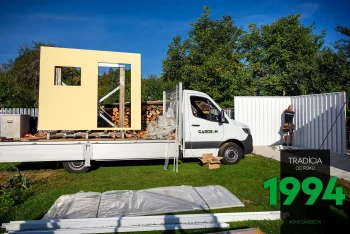 Die Paneele eines GARDEON Gartenhauses auf dem Van