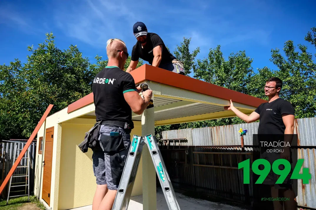 Die Dachblende wird montiert