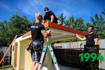 Die Dachblende wird montiert