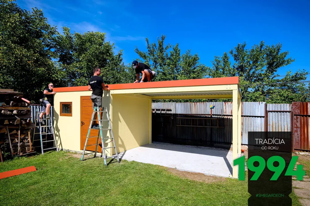 Die GARDEON Attika wird an die Umrandung des Daches montiert