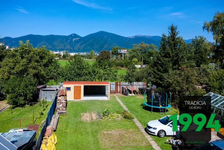 Das fertige GARDEON Bauwerk - Gartenhaus mit Überdachung an der linken Seite