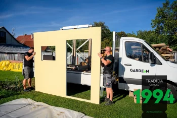 Paneel vom GARDEON Gartenhaus mit Konstruktionsöffnungen