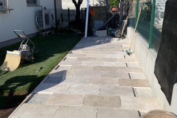 Das Fundament wird gepflastert