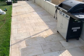 Pflasterung mit Punktfundamenten