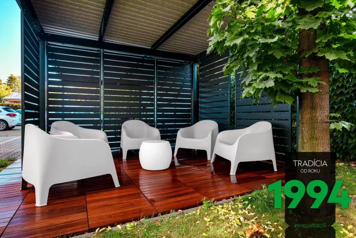 Stühle und ein kleiner Tisch unter der unisolierten Gartenpergola