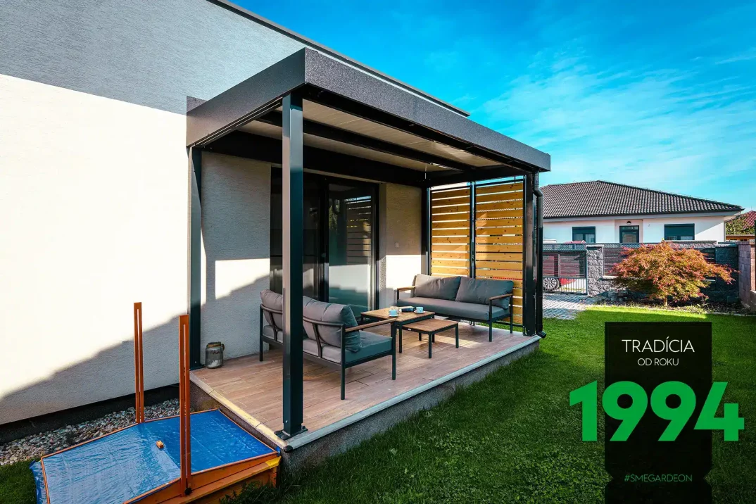 Kleine GARDEON Stahlüberdachung mit Wandelementen aus Holz