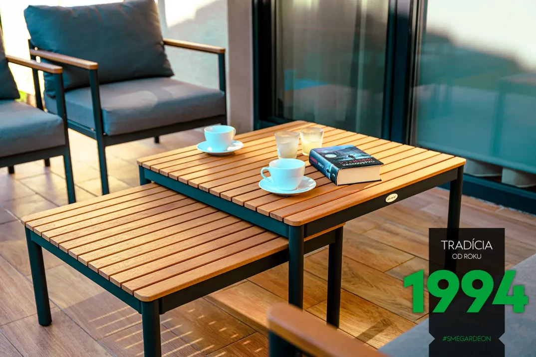 Ein interessantes Buch bei einer Tasse Kaffee unter der Gartenpergola lesen