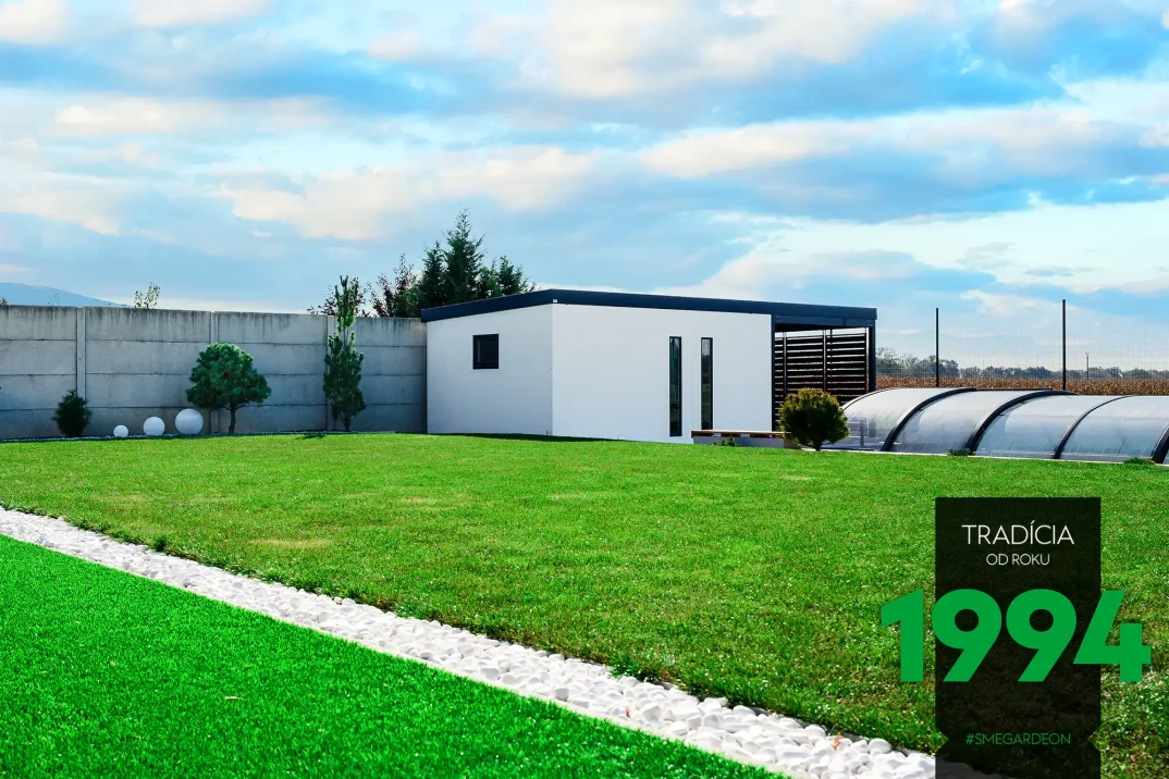 GARDEON montiertes Gartenhaus mit Überdachung neben einem Pool