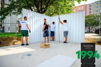 Die ersten Wände werden zusammengeschraubt