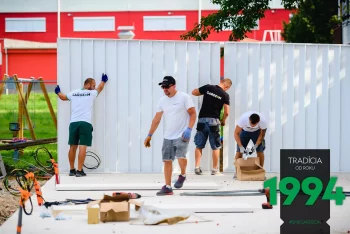 Es werden die einzelnen Paneele auf das Fundament aufgestellt