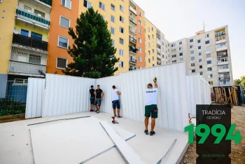 Ungedämmte Wände der Reihengarage werden montiert